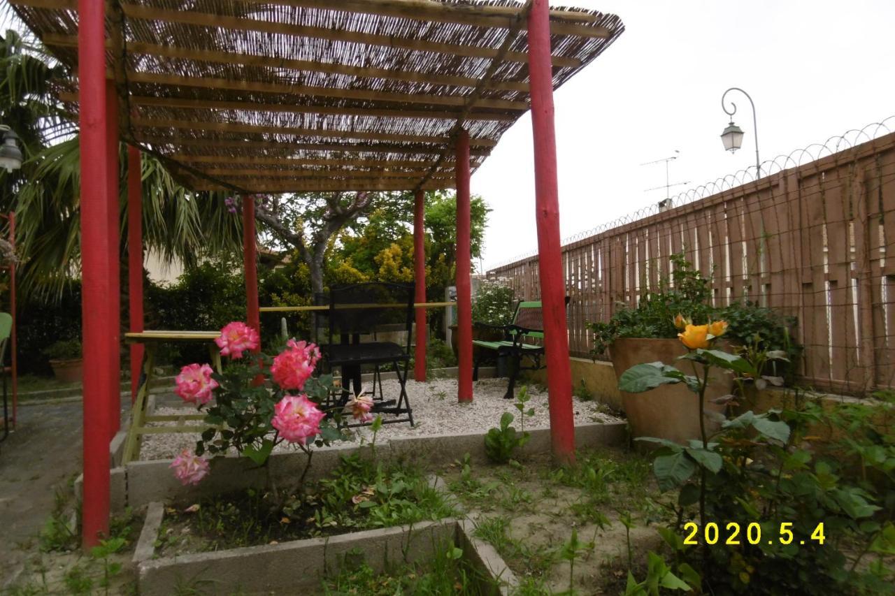 rez de chaussée studio climatisé dans villa Aigues-Mortes Extérieur photo